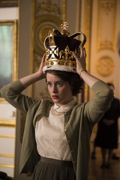 Escena de la serie The Crown, dónde Isabel se coloca la corona