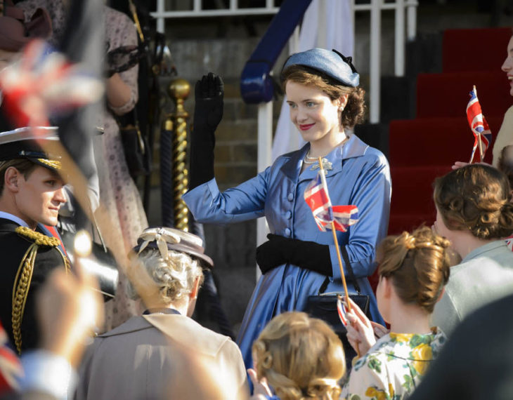 Escena de la serie The Crown donde Isabel saluda al pueblo