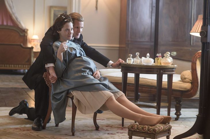 Escena de la serie The Crown donde aparece Isabel embarazada y Felipe