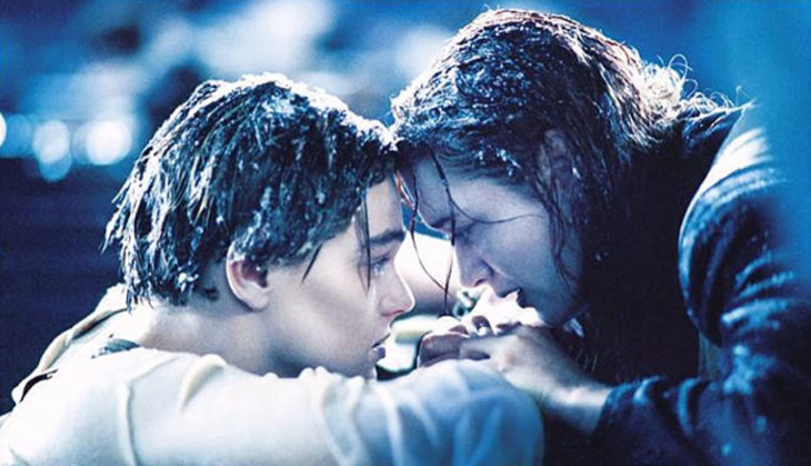 Escena de la película Titanic en la que Rose y Jack están en el agua, después de que el Titanic se hundió