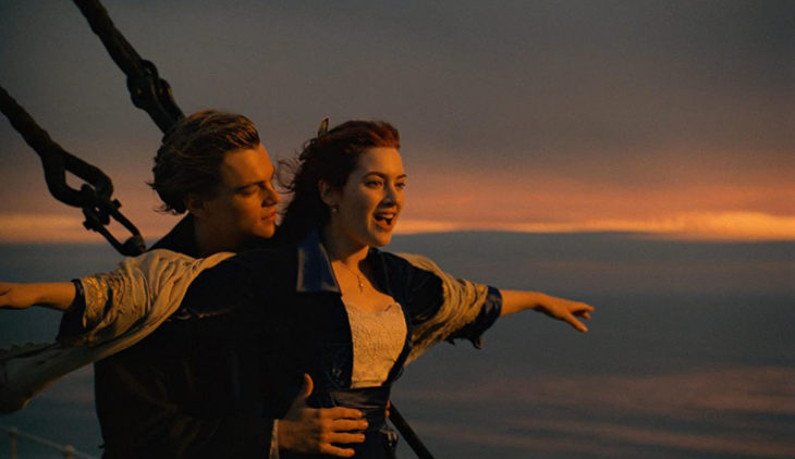 Escena de la película Titanic en la que Rose y Jack ven el mar en la proa del barco