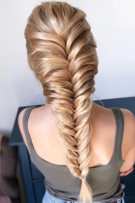 Trenza con todo el cabello tipo espiga