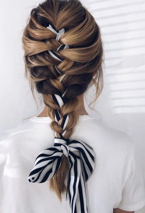 Trenza tipo de tres cabos con pañuelo y de cabello completo