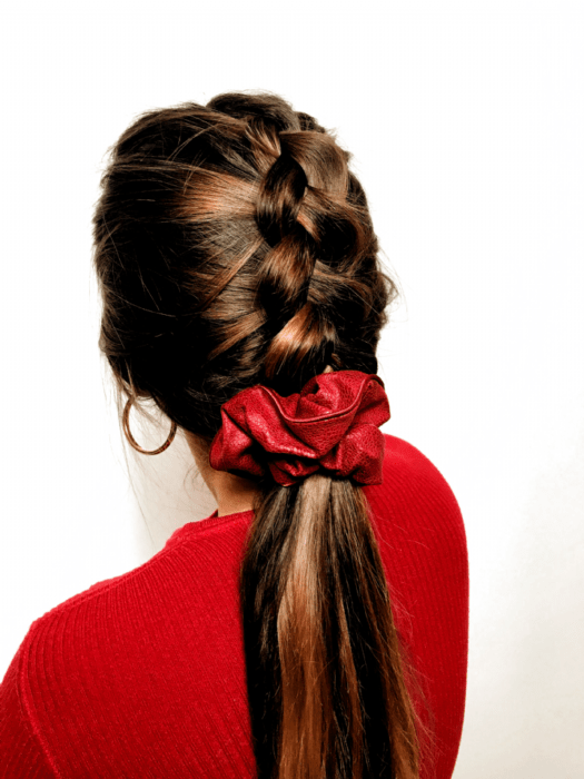 Trenza en la nuca en coleta adornada con scrunchie