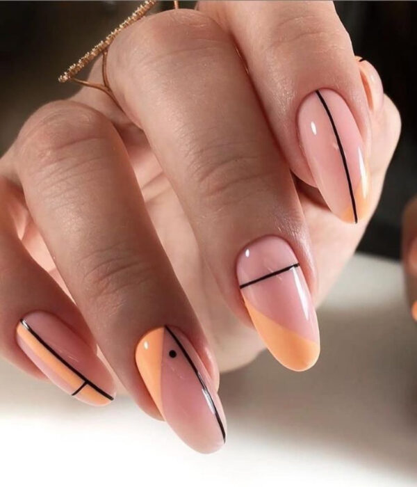 Diseño de manicure sencillos, femeninos y naturales; uñas largas en forma de almendra pintadas con esmalte nude y líneas y puntos negros y anaranjados