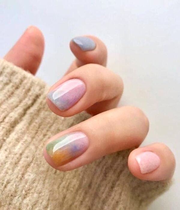 Diseño de manicure sencillos, femeninos y naturales; uñas cortas cuadradas pintadas con esmalte de colores pastel, tosa, morado, verde, azul y amarillo difuminados