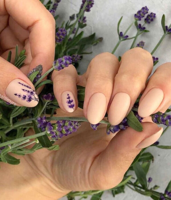 Diseño de manicure sencillos, femeninos y naturales; uñas medianas en forma de almendra pintadas con esmalte nude y dibujo de lavanda