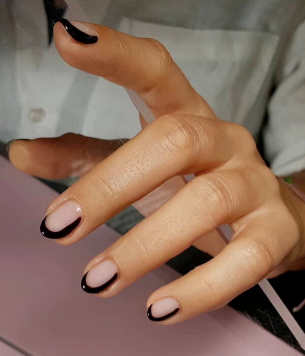 Diseño de manicure sencillos, femeninos y naturales; uñas cortas redondas pintadas con estilo francés moderno negro