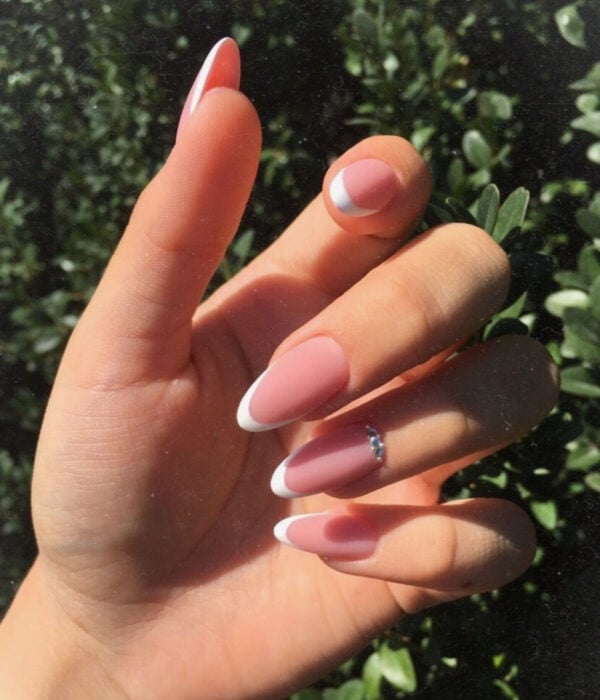 Diseño de manicure sencillos, femeninos y naturales; uñas largas en forma de almendra pintadas con esmalte nude rosa y blanco