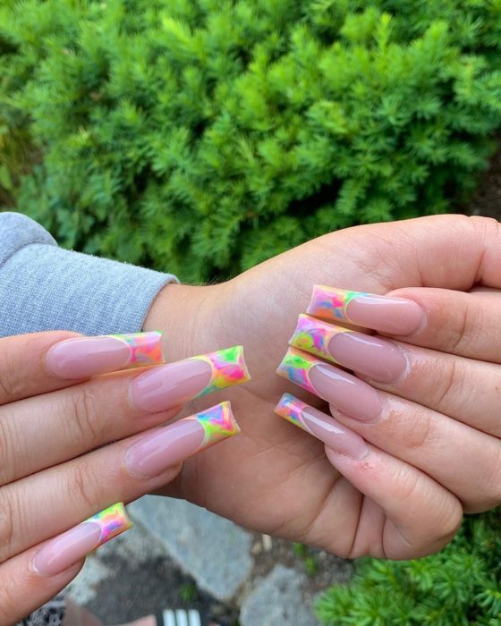 Manicura estilo tie dye en una acrilica tipo francés