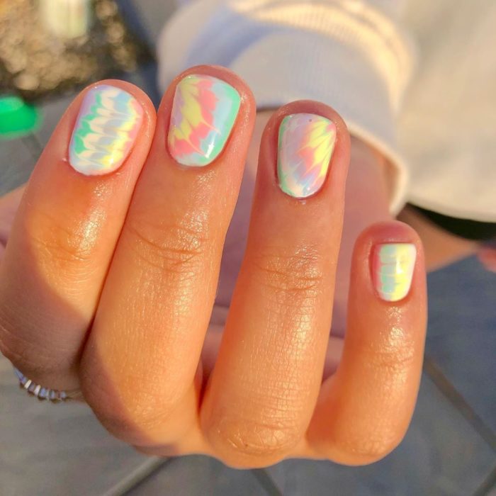 Manicura estilo tie dye en tonos pastel