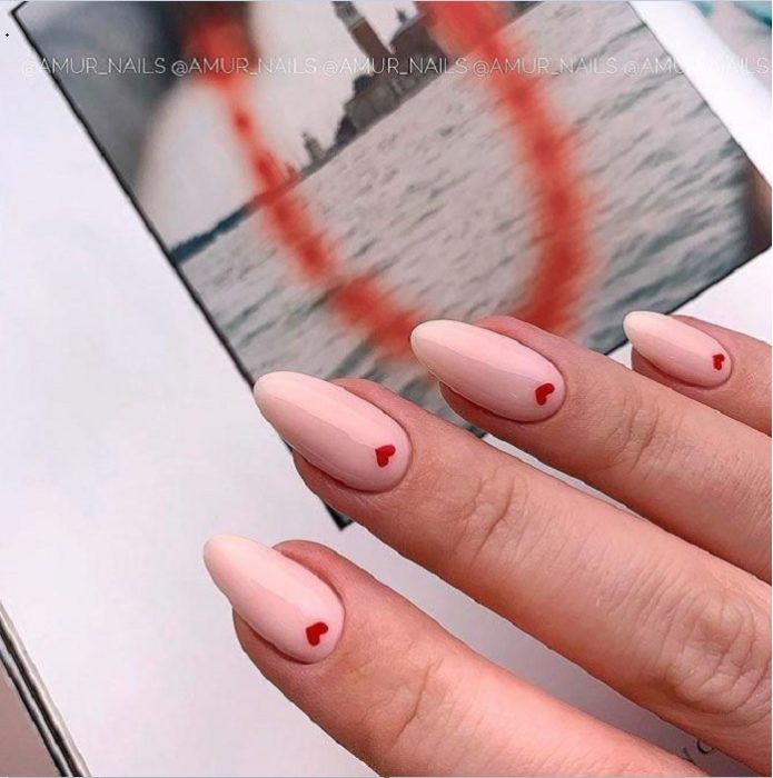 Manicura con corazones diminutos