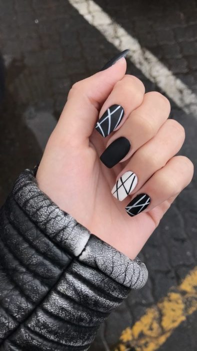 Manicura en color blanco y negro con líneas invertidas