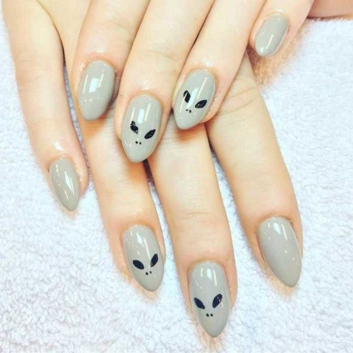 Manicura con rostros de aliens