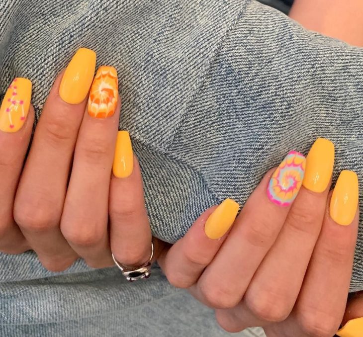 Manicura estilo tie dye en tonos amarillos y rosa