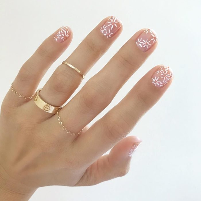 Manicura con florecitas blancas