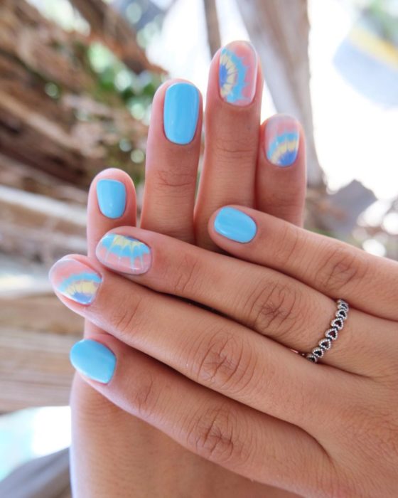 Manicura estilo tie dye en tono azul cielo