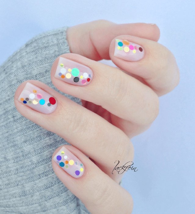 Manicura con aplicaciones de arcoiris