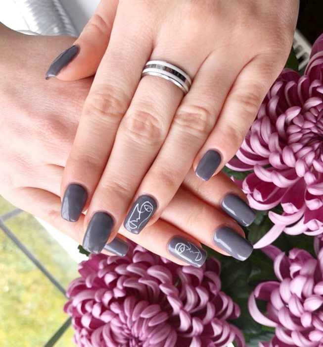 Uñas cuadradas estilo Picasso, manicure color gris, peonias moradas