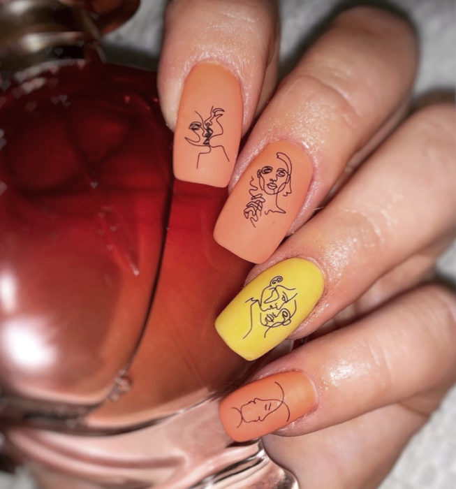 Uñas cuadradas estilo Picasso, manicure anaranjado y amarillo