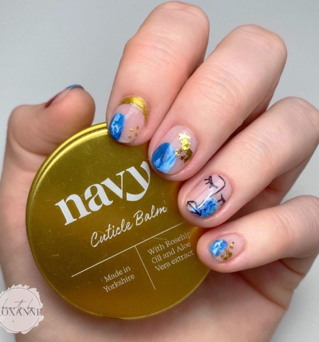 Uñas cortas estilo Picasso, manicure azul con dorado