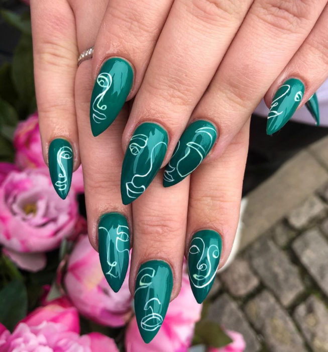 Uñas stiletto estilo Picasso, manicure verde hoja