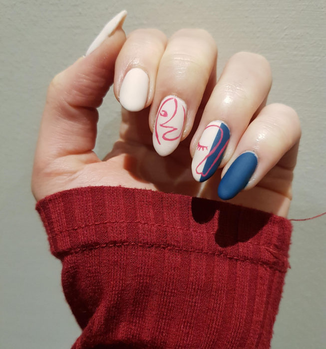 Uñas almendra estilo Picasso, manicure color nude con azul mezclilla