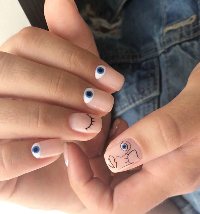 Uñas cuadradas estilo Picasso, manicure color nude con ojos