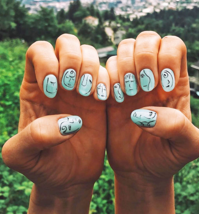 Uñas redondas estilo Picasso, manicure color menta