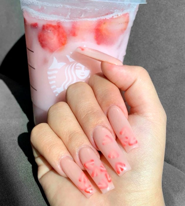 Diseños de manicura milk bath; uñas largas cuadradas color rosa con fresas