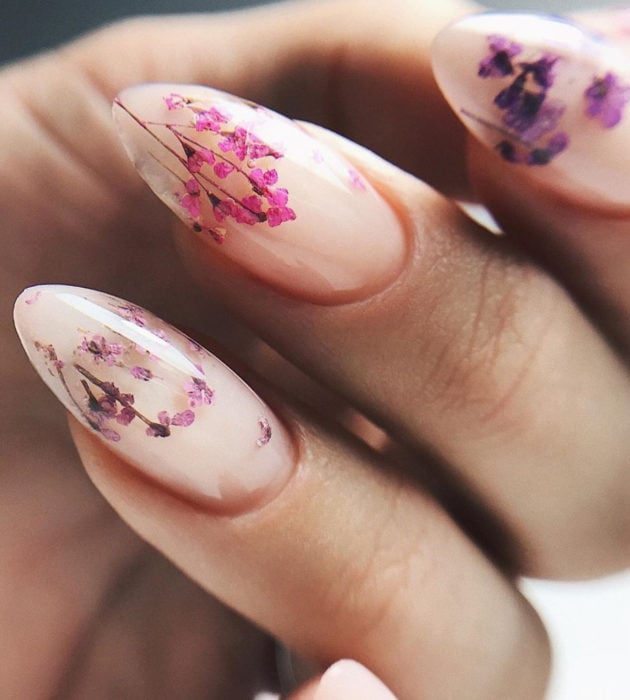 Diseños de manicura milk bath; uñas almendras color rosa pálido con flores pequeñas