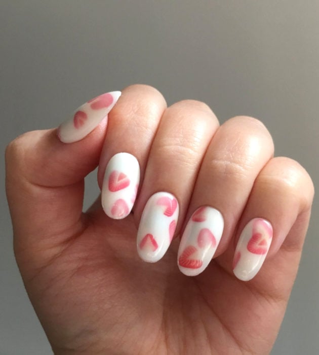 Diseños de manicura milk bath; uñas en forma de almendra, blancas con fresas