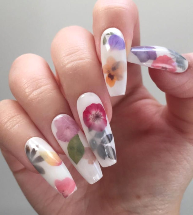 Diseños de manicura milk bath; uñas largas cuadradas,blancas con flores rosas, rojas, anaranjadas y moradas con hojas verdes