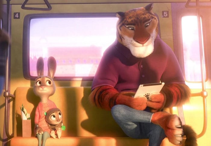 Escena de zootopia en la que van juntos un conejo y un tigre en un vagón de tren 