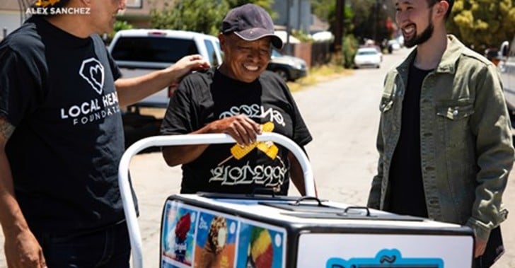 Bernardo Núñez, vendedor ambulante, recibiendo un carrito de paletas nuevo 