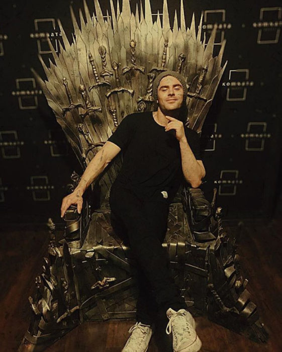 Zac Efron sentado en el trono del rey de GoT