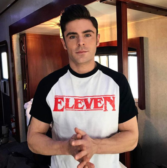 Zac Efron usnado una playera de 'Eleven' de Stranger Things