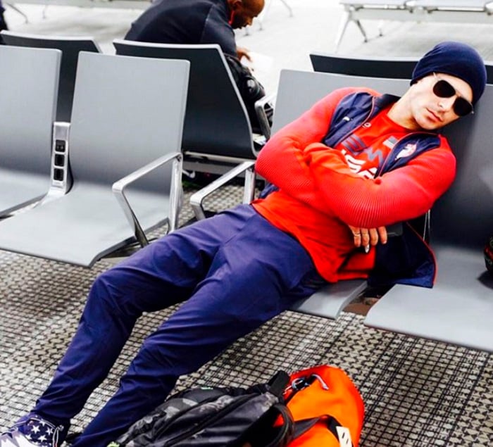 Zac Efron dormido en la banca de una terminal de aeropueto