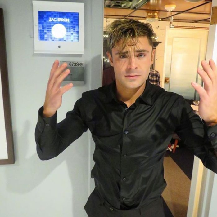 Zac Efron con el cabello despeinado