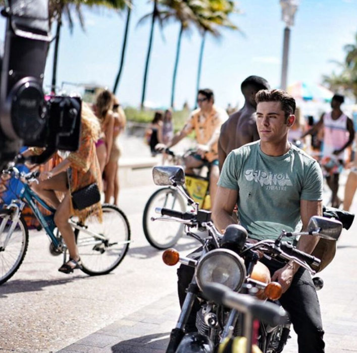 Zac Efron arriba de una moto