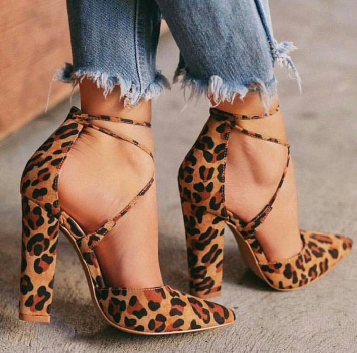 Zapatos de tacón ancho tipo zapatilla con diseño animal print y lazos para atarse