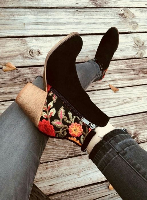 Zapatos de tacón ancho tipo botín color negro con bordado de flores en la zona del tacón