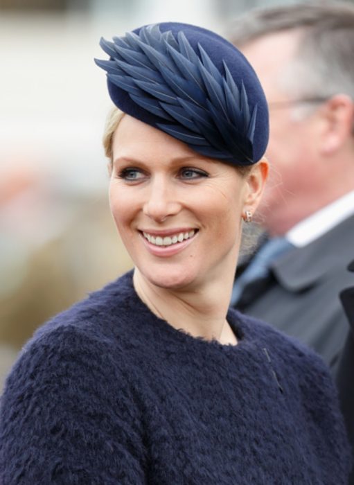 Zara Phillips usando un fascinator color negro con plumas