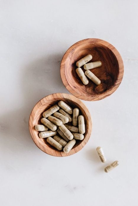 Capsulas de medicamento en bowls de bambú