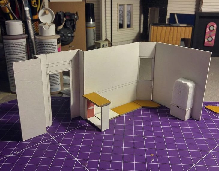 fotos del proceso de creación de una maqueta en miniatura de la cocina de la serie friends