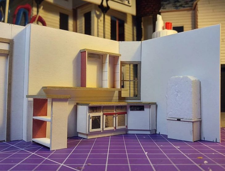 fotos del proceso de creación de una maqueta en miniatura de la cocina de la serie friends