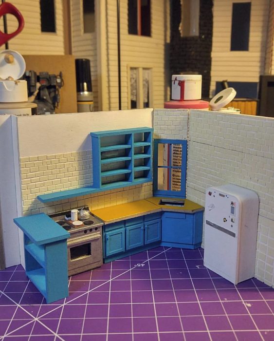 fotos del proceso de creación de una maqueta en miniatura de la cocina de la serie friends