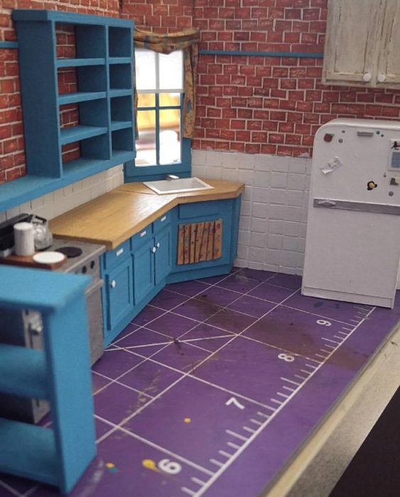 fotos del proceso de creación de una maqueta en miniatura de la cocina de la serie friends