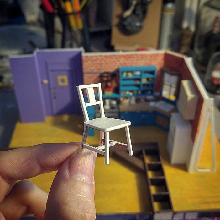 fotos del proceso de creación de una maqueta en miniatura de la cocina de la serie friends