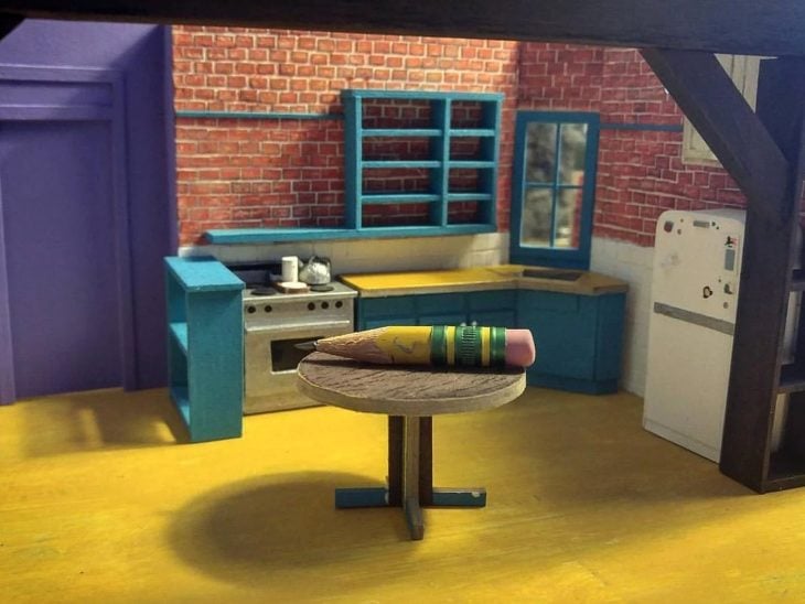 fotos del proceso de creación de una maqueta en miniatura de la cocina de la serie friends